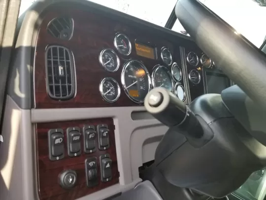 Camion Peterbilt 365 - Année 2016-2021 Kit de garniture de tableau de bord intérieur style cabine complet - 1 Camion Peterbilt 365 - Année 2016-2021 Kit de garniture de tableau de bord intérieur style cabine complet - 1